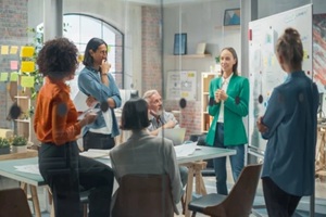 female business coach for company management explains how to train your team efficiently in a workshop inside creative office