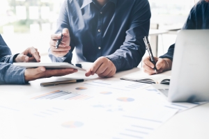 Buyer Side Advisor Highlighting Key Signals in Sales Report